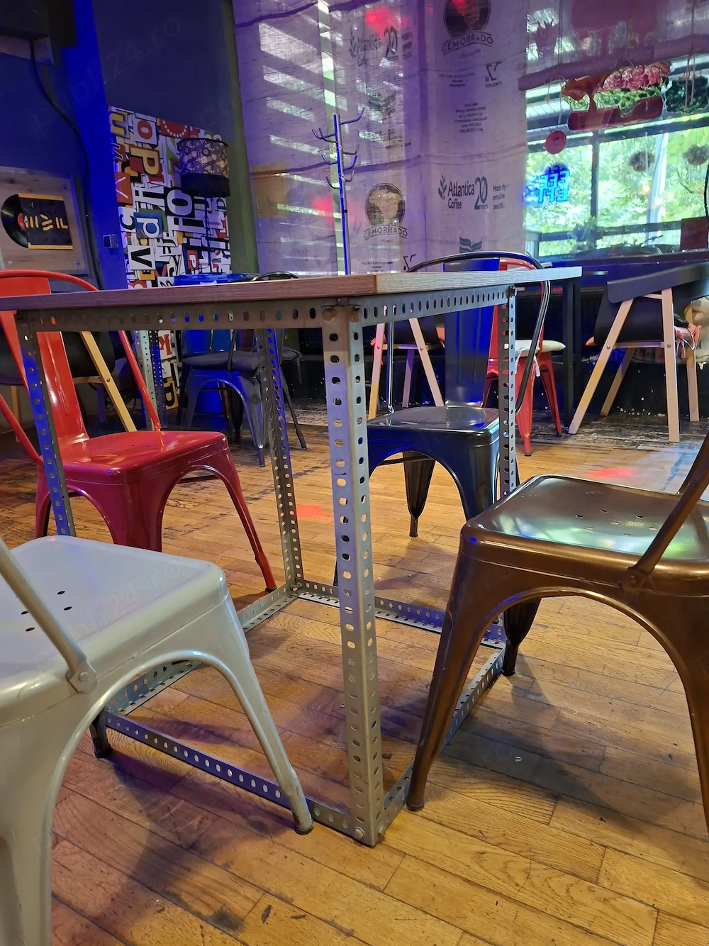 Mobilier restaurant bar - mese 80x80, mese rotunde si scaune metalice industriale