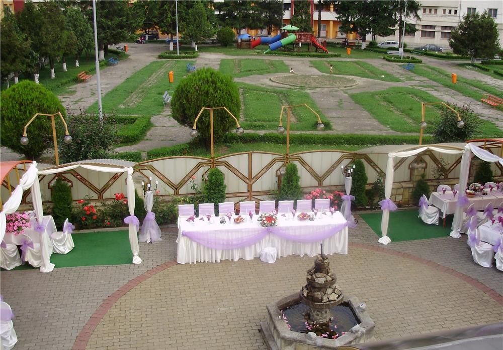 Restaurant de vanzare la cheie cu gradina de vara si 3 terase - Targu Ocna, Bacau - Imagine 3