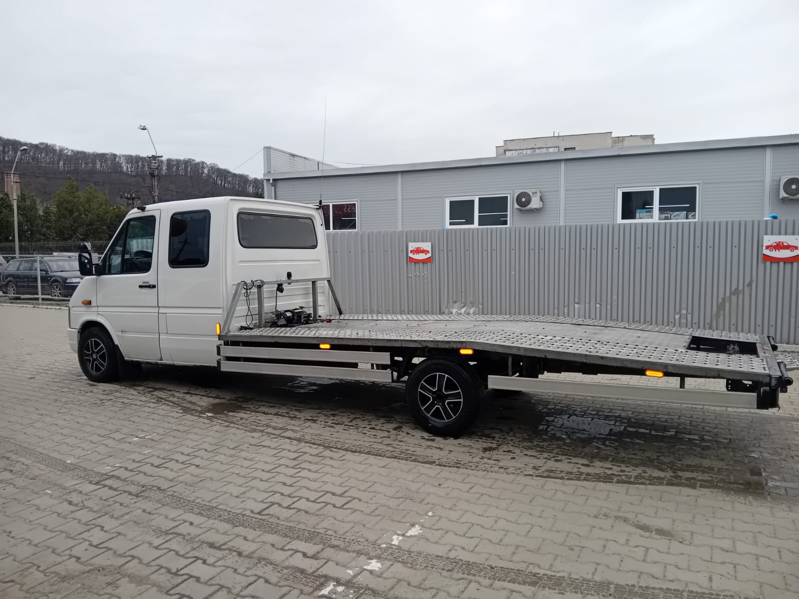Schimb autoplatformă tractări VW LT cu rulotă fast food sau food truck