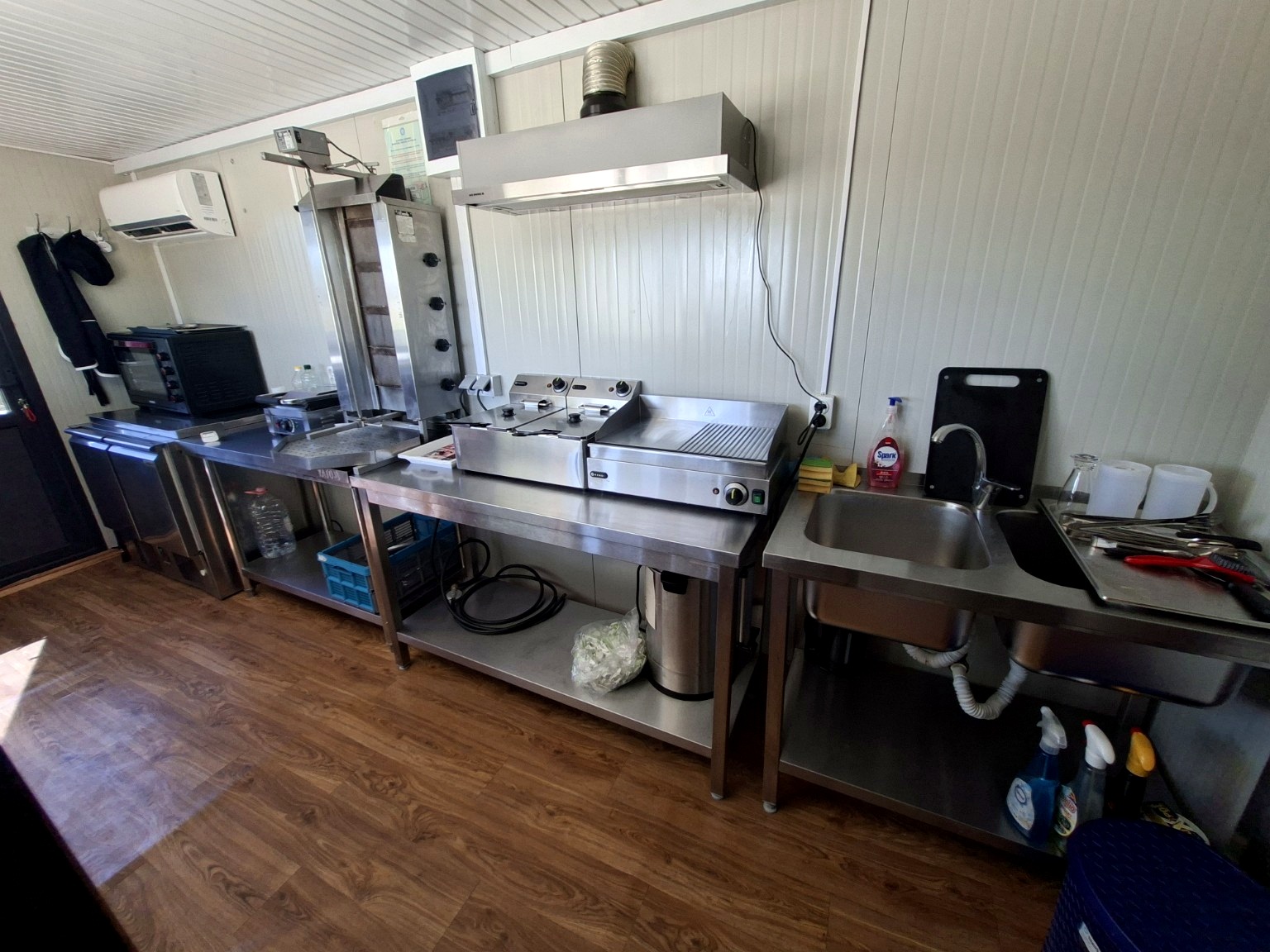 Vând FAST-FOOD complet utilat!  – Container Comercial 6m, Shaormerie, Grill, Terasa, Mehedinti - Imagine 4