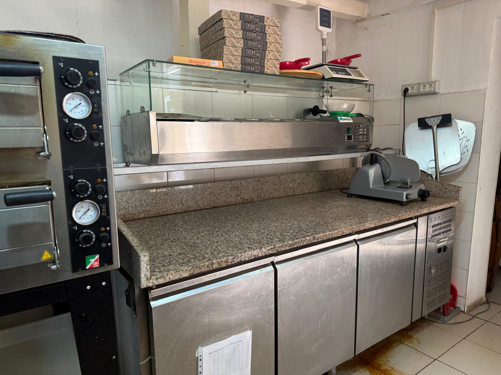 Vand bucatarie profesionala retstaurant, shaormerie, pizzerie plus mobilier=30 de utilaje=13500 EURO – Echipamente HoReCa Profesionale, Bucatarie Completa Utilata, Afacere la Cheie - Imagine 3