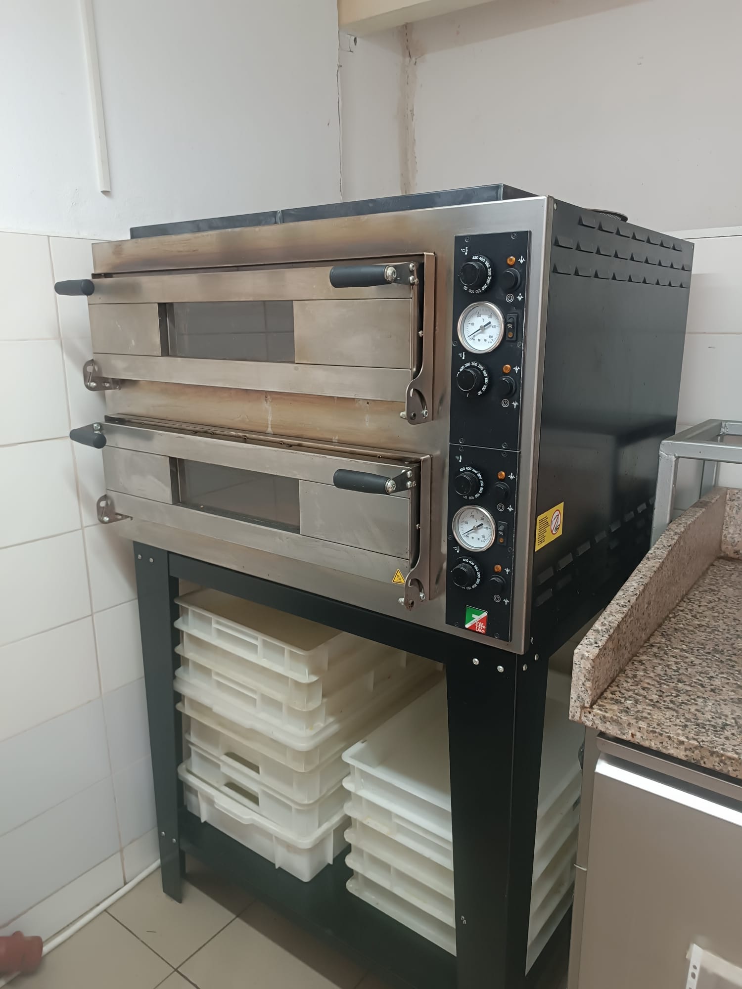 Vand bucatarie profesionala retstaurant, shaormerie, pizzerie plus mobilier=30 de utilaje=13500 EURO – Echipamente HoReCa Profesionale, Bucatarie Completa Utilata, Afacere la Cheie - Imagine 4