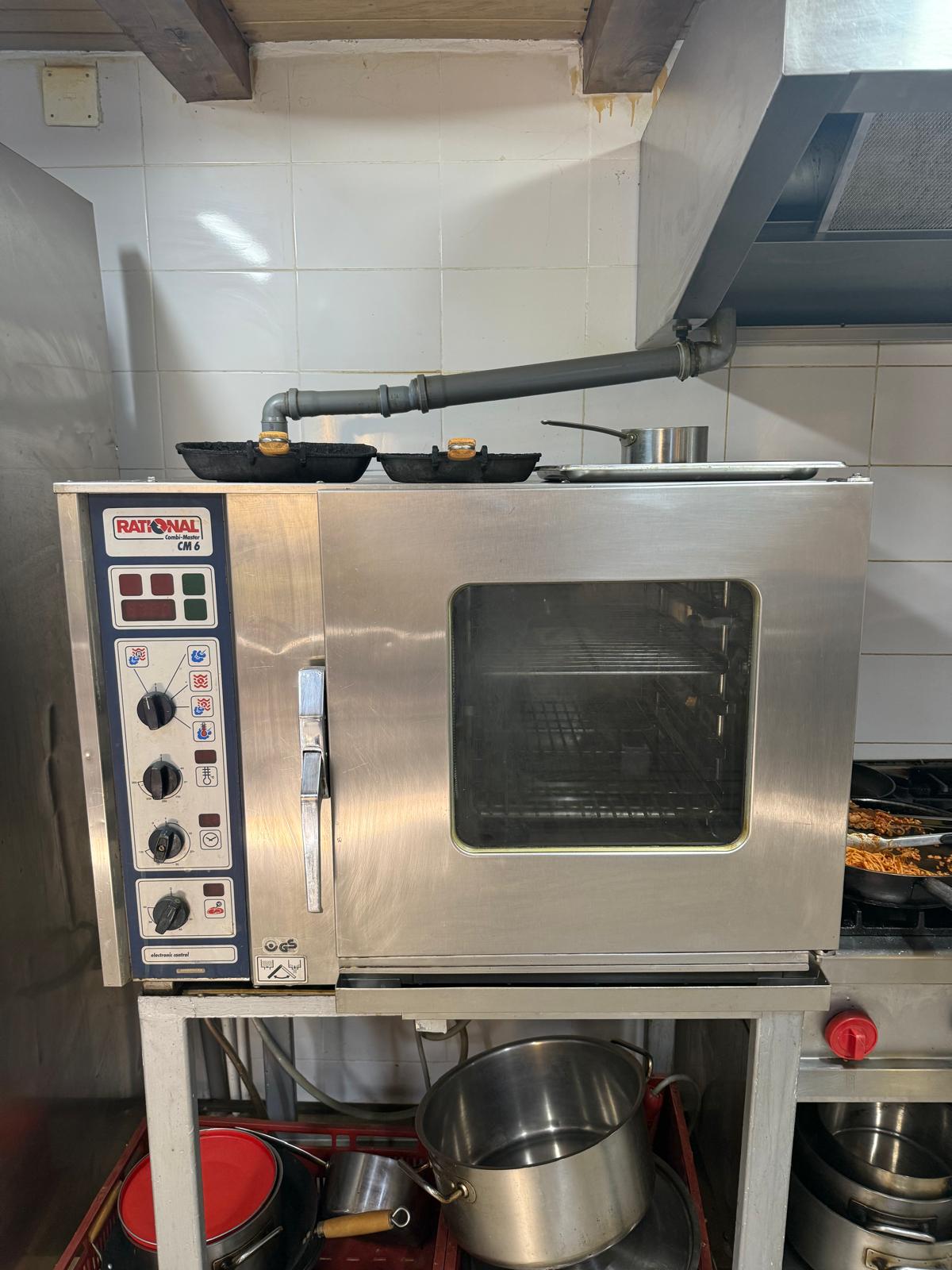 Vand bucatarie profesionala retstaurant, shaormerie, pizzerie plus mobilier=30 de utilaje=13500 EURO – Echipamente HoReCa Profesionale, Bucatarie Completa Utilata, Afacere la Cheie - Imagine 5