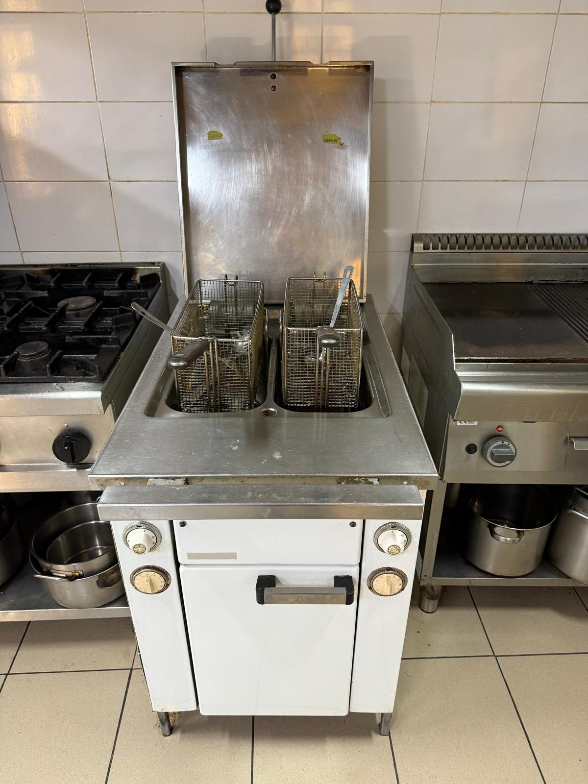 Vand bucatarie profesionala retstaurant, shaormerie, pizzerie plus mobilier=30 de utilaje=13500 EURO – Echipamente HoReCa Profesionale, Bucatarie Completa Utilata, Afacere la Cheie - Imagine 8