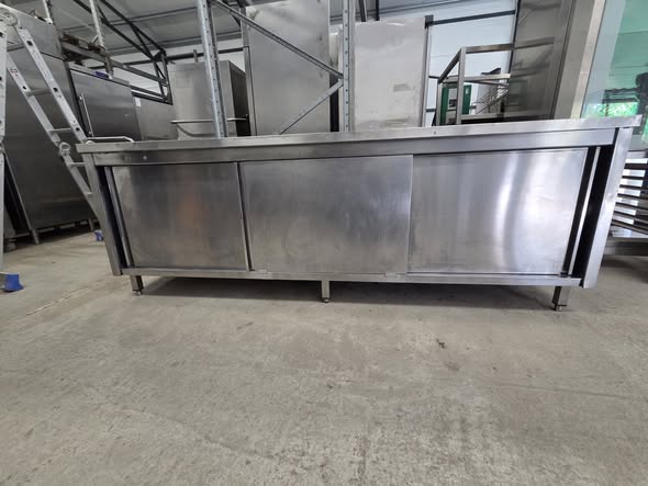 Masa profesionala inox cu 3 usi glisante si polita reglabila, 240x70x85 cm, pentru bucatarie HoReCa
