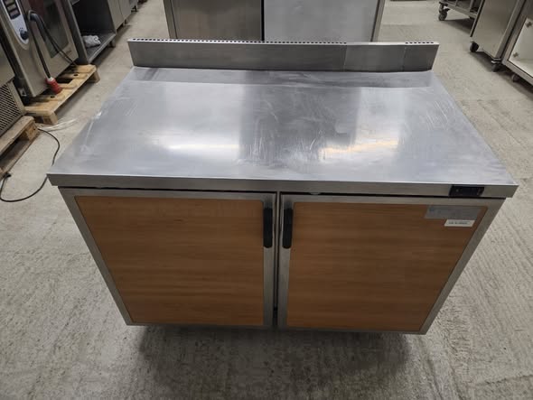 Masa frigorifica profesionala cu blat inox, 260 litri, 220V, temperatura +2/+6°C, pentru restaurant si HoReCa