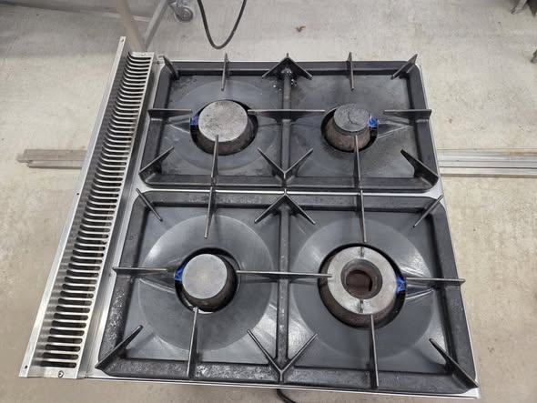 Masina de gatit profesionala pe gaz cu 4 arzatoare, constructie inox, 70x70x87 cm, second hand HoReCa