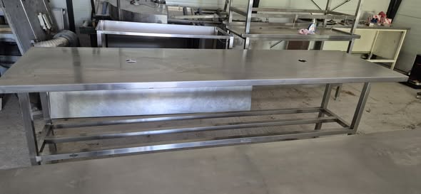 Masa profesionala inox pentru carmangerie si macelarie, 250x70x90 cm, cu polita grilaj, second hand