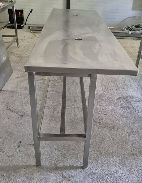 Masa profesionala inox pentru carmangerie si macelarie, 250x70x90 cm, cu polita grilaj, second hand - Imagine 2