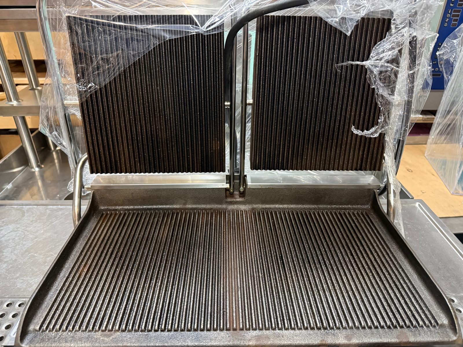Contact Grill Profesional Dublu FAMA cu Placi Striate pentru Restaurant si Fast Food